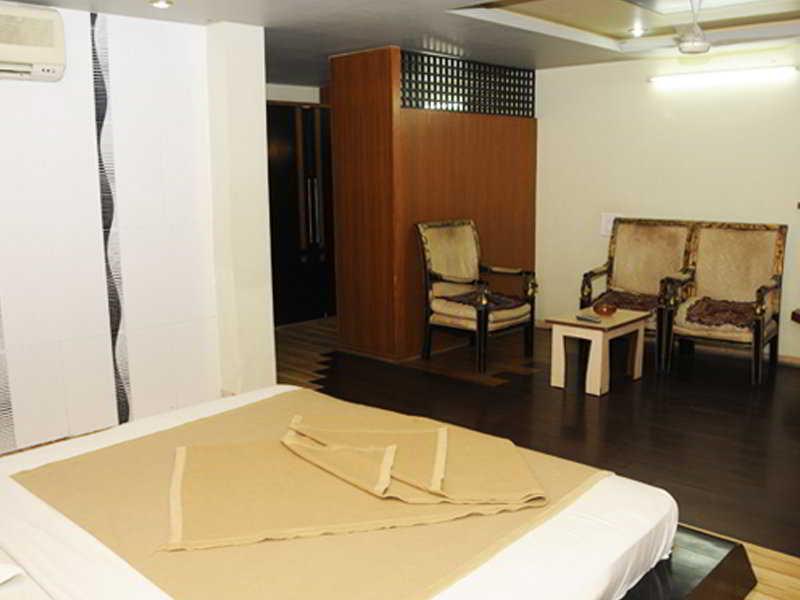 Neelkanth Paradise Hotell Ahmedabad Eksteriør bilde