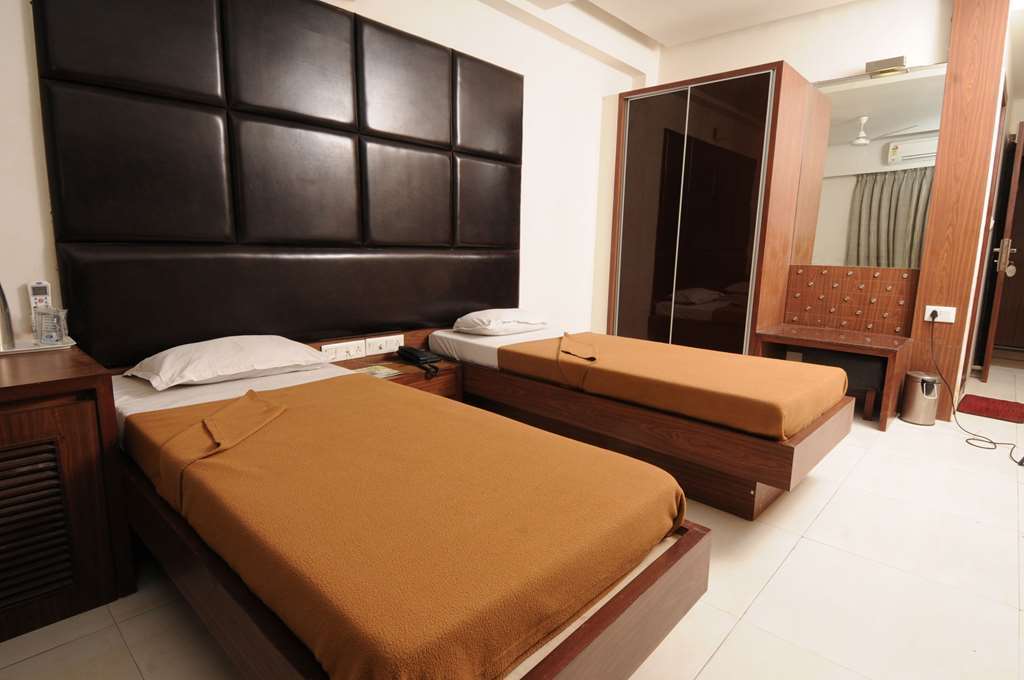 Neelkanth Paradise Hotell Ahmedabad Rom bilde